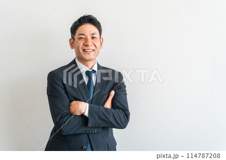 腕組みするスーツ姿のアジア人ビジネスマン（自信・やる気・キャリア） 114787208