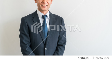 スーツ姿の中年アジア人ビジネスマン（顔なし・経営者・管理職・役員・社長・上司） 114787209
