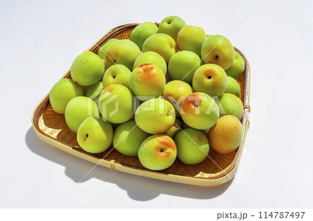 収穫した青梅　梅の実 114787497