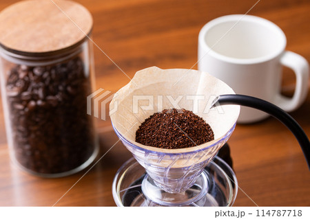 ドリップコーヒーを淹れる ドリップコーヒーを淹れる 114787718