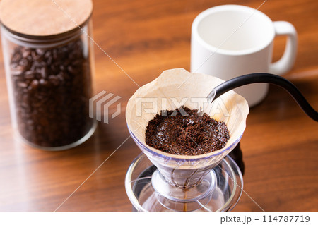 ドリップコーヒーを淹れる ドリップコーヒーを淹れる 114787719