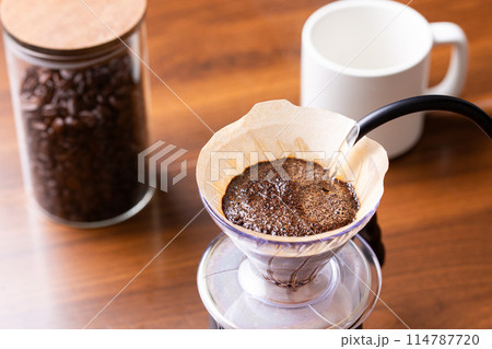 ドリップコーヒーを淹れる 114787720