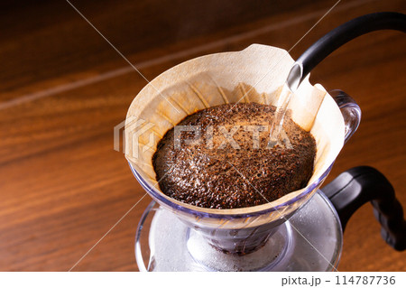 ハンドドリップでコーヒーを淹れる 114787736