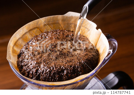ハンドドリップでコーヒーを淹れる 114787741
