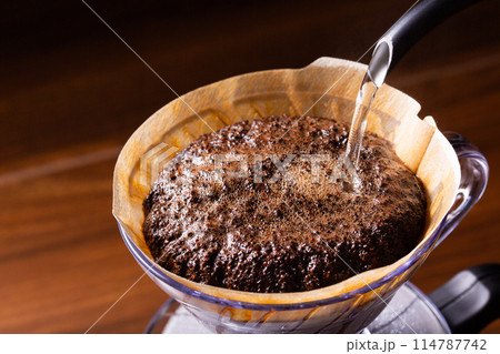 ハンドドリップでコーヒーを淹れる ハンドドリップでコーヒーを淹れる 114787742