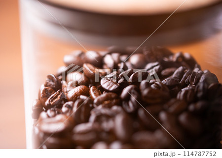 瓶に入ったコーヒー豆 114787752