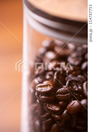 瓶に入ったコーヒー豆 114787753