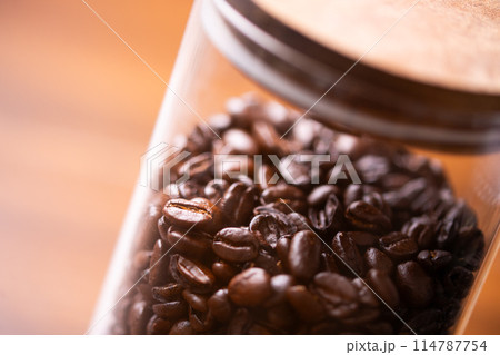 瓶に入ったコーヒー豆 114787754