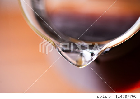 コーヒーを注ぐ 114787760