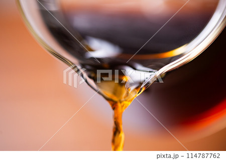 コーヒーを注ぐ 114787762