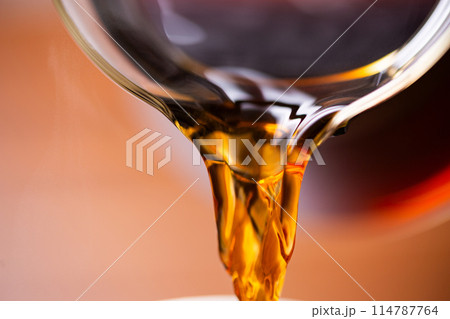 コーヒーを注ぐ コーヒーを注ぐ 114787764