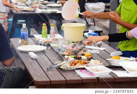 屋外で海鮮BBQを焼く家族 114787935