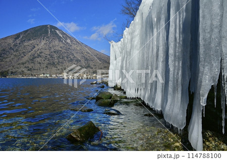 中禅寺湖東岸歌ヶ浜のしぶき氷の壁に男体山 中禅寺湖東岸歌ヶ浜のしぶき氷の壁に男体山 114788100
