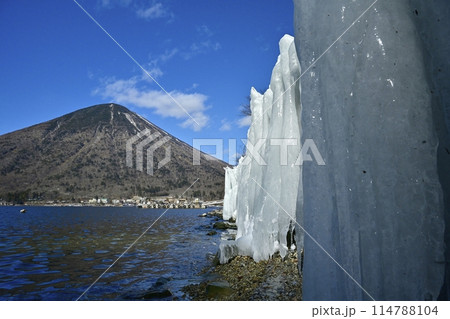 中禅寺湖東岸歌ヶ浜のしぶき氷の壁に男体山 中禅寺湖東岸歌ヶ浜のしぶき氷の壁に男体山 114788104