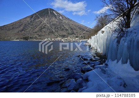 中禅寺湖東岸歌ヶ浜のしぶき氷の壁に男体山 中禅寺湖東岸歌ヶ浜のしぶき氷の壁に男体山 114788105
