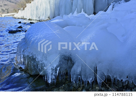 中禅寺湖東岸歌ヶ浜のしぶき氷 中禅寺湖東岸歌ヶ浜のしぶき氷 114788115