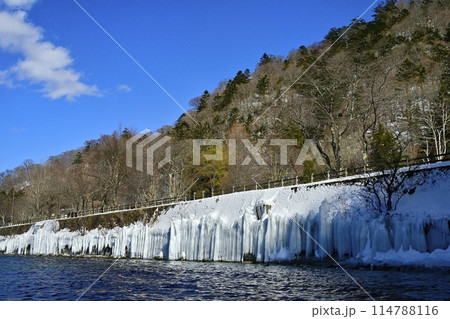 中禅寺湖東岸歌ヶ浜のしぶき氷 114788116