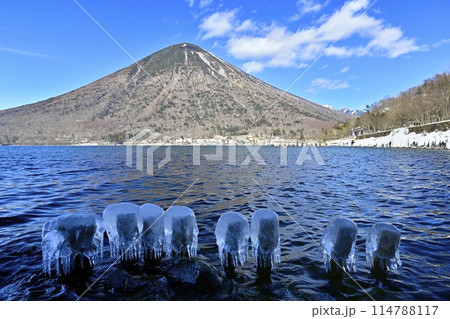 中禅寺湖東岸歌ヶ浜のしぶき氷に男体山 114788117