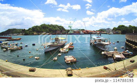 広島県尾道市と向島を流れる尾道水道 114788193