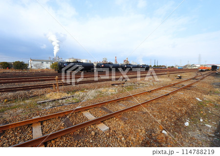 名古屋臨海鉄道 東港駅構内の風景（タンク車） 114788219