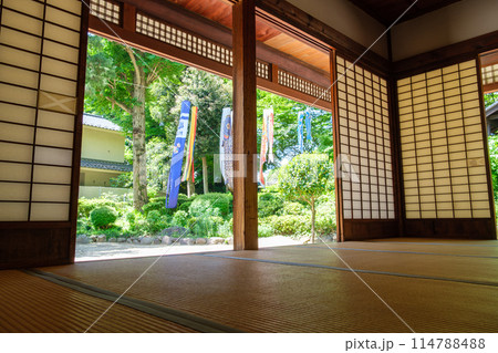 古民家の鯉のぼり 古民家の鯉のぼり 114788488