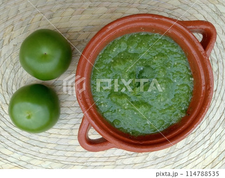 メキシコ料理に欠かせない　サルサベルデ（緑色のソース）とトマテベルデ2個　 114788535