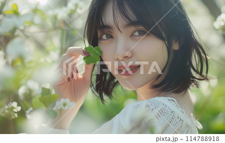クローバーを持つ女性 クローバーを持つ女性 114788918