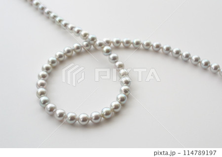 グレーの背景にグレーのパール 114789197