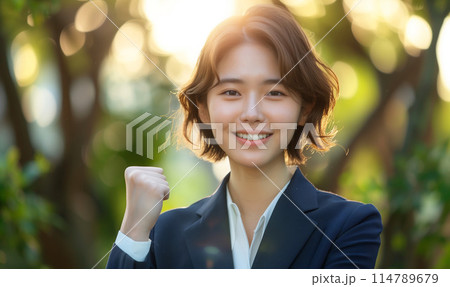 拳を握りやる気を見せるキャリアウーマン 拳を握りやる気を見せるキャリアウーマン 114789679