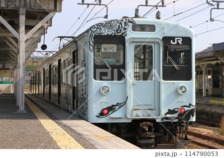 五条駅に停車中の「国鉄105系電車（ラッピング車両）」 114790053