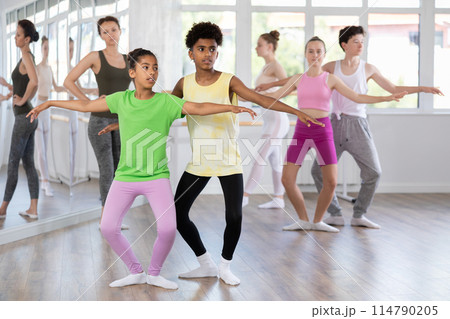 African American teenage pair training in ballet studio African American teenage pair training in ballet studio 114790205