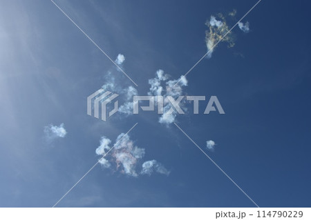 運動会の合図　青空に空砲 114790229