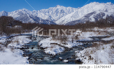 快晴の空と雪の北アルプス 長野県白馬村 快晴の空と雪の北アルプス 長野県白馬村 114790447