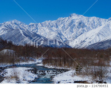 快晴の空と雪の北アルプス　長野県白馬村 114790451