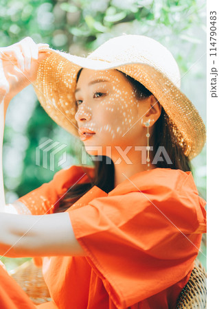 麦わら帽子をかぶる若い女性 麦わら帽子をかぶる若い女性 114790483