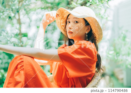 麦わら帽子をかぶる若い女性 麦わら帽子をかぶる若い女性 114790486