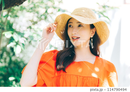 麦わら帽子をかぶる若い女性 麦わら帽子をかぶる若い女性 114790494
