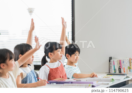 学習塾で勉強する小学生。 学習塾で勉強する小学生。 114790625