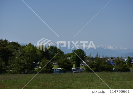 春の信州の絶景　残雪残る北アルプス 114790661
