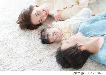 笑顔の3人家族 笑顔の3人家族 114791026