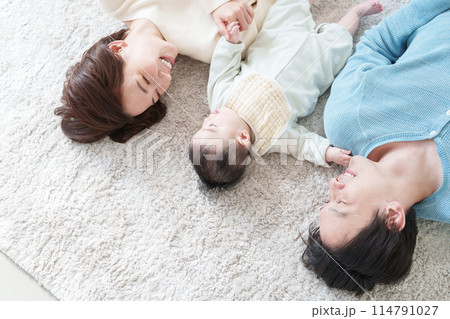 笑顔の3人家族 114791027