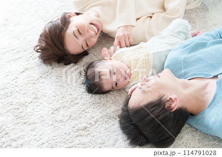 笑顔の3人家族 114791028