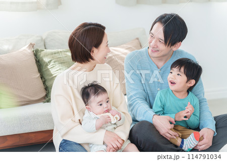 笑顔の4人家族 114791034