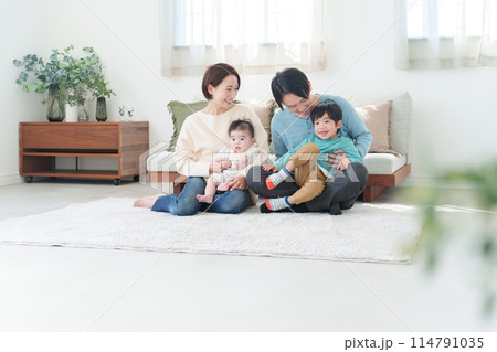 笑顔の4人家族 笑顔の4人家族 114791035