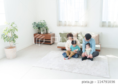 笑顔の4人家族 笑顔の4人家族 114791036