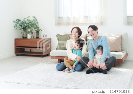 笑顔の4人家族 笑顔の4人家族 114791038