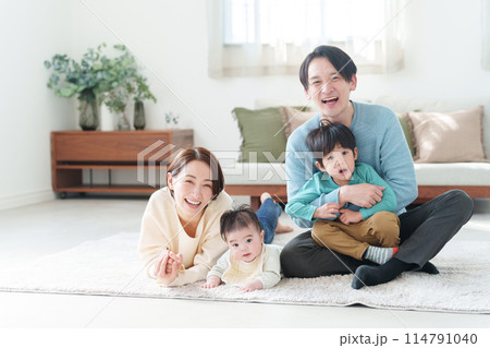 笑顔の4人家族 114791040