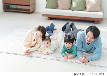 笑顔の4人家族 114791041