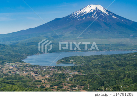 【空撮】初夏の山中湖と富士山の絶景 114791209
