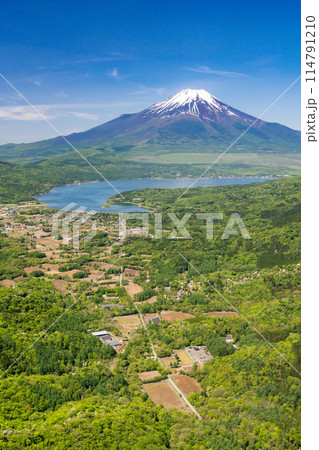 【空撮】初夏の山中湖と富士山の絶景 【空撮】初夏の山中湖と富士山の絶景 114791210